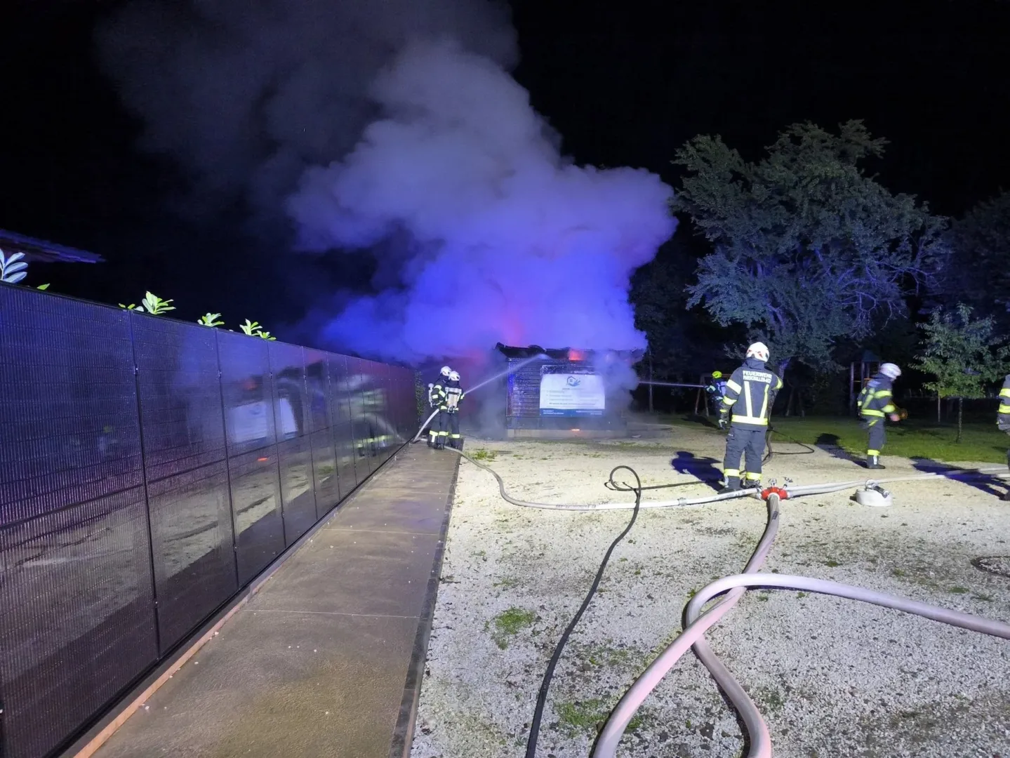 Nußdorf am Attersee: Gartenhütte in Vollbrand
