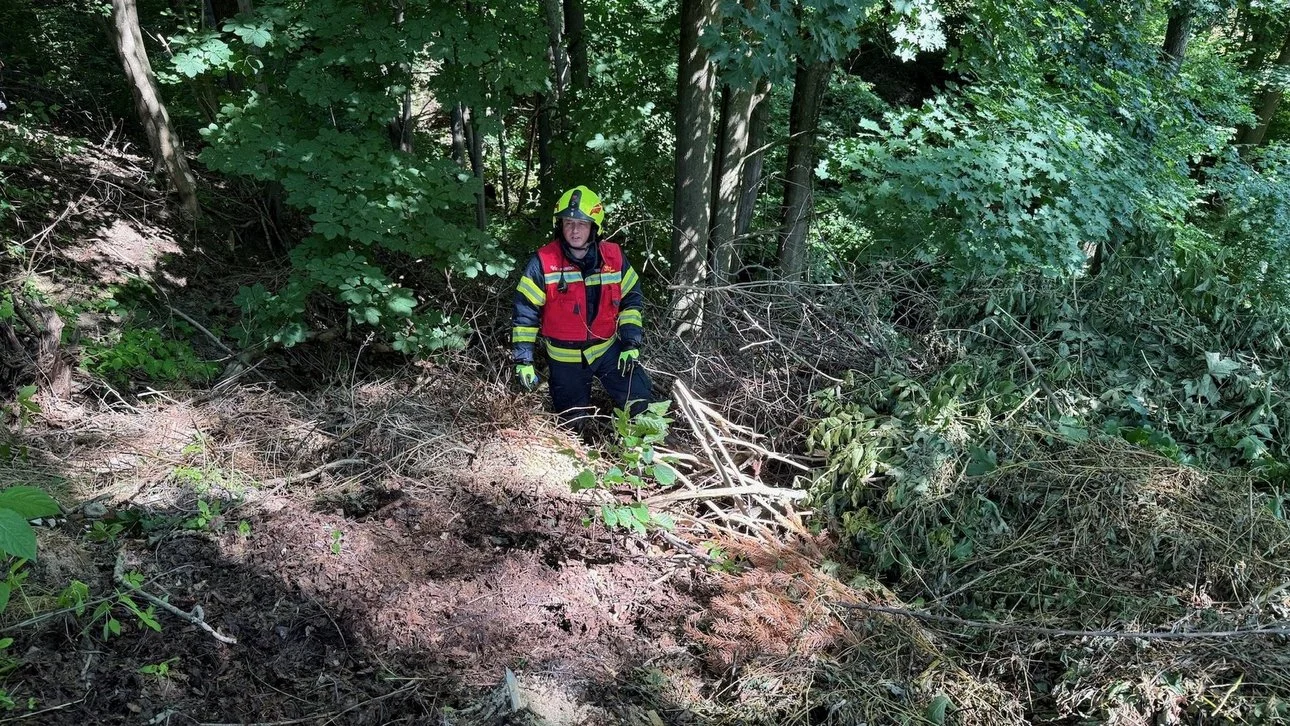 Mann in Reisighaufen versunken