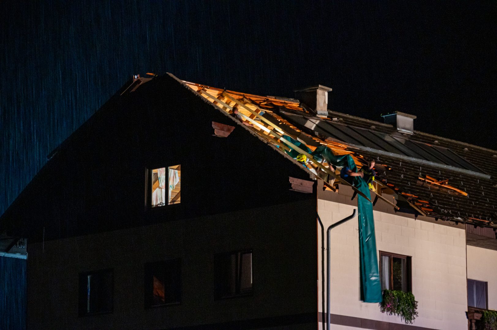 Unwetter in OÖ: Dächer abgedeckt, Autos umgeweht
