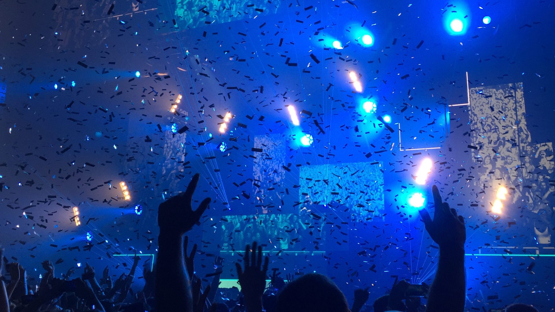 Party mit blauen Lichter. David Guetta Konzert