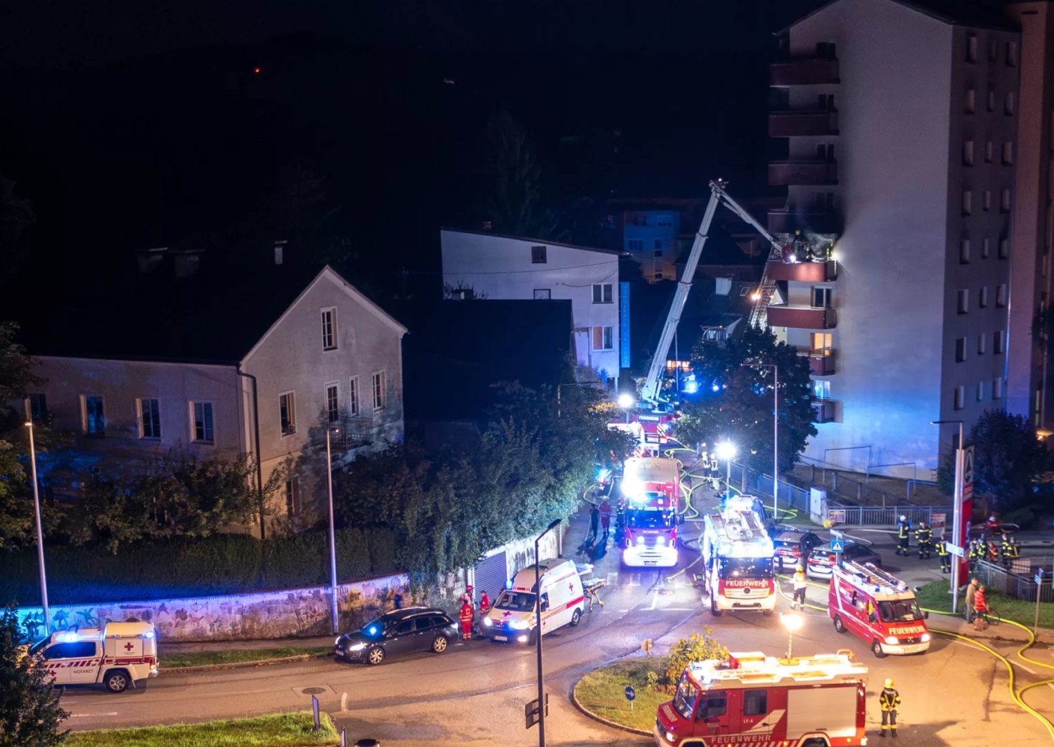 Personen rufen um Hilfe: Wohnhaus in VB in Brand