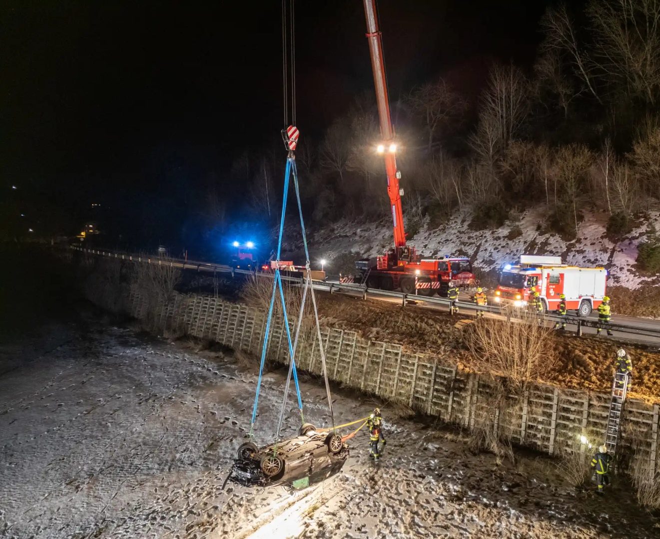 Auto fliegt im Haselgraben über 6 Meter hohe Böschung