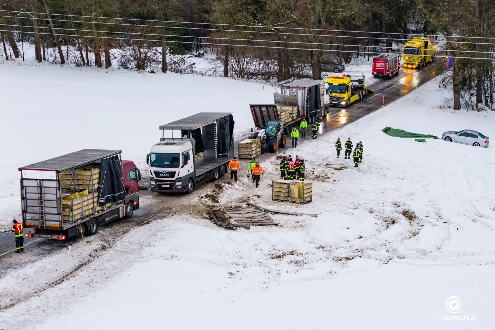 Glatteis: Hühnertransporter umgekippt