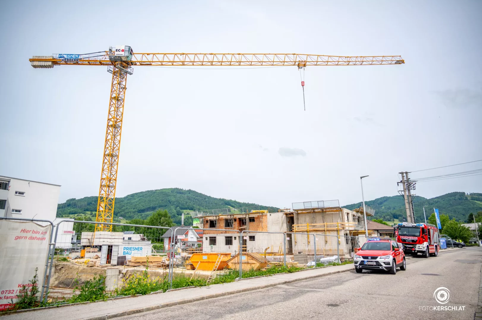 Arbeiter stürzt 9 Meter von Kran