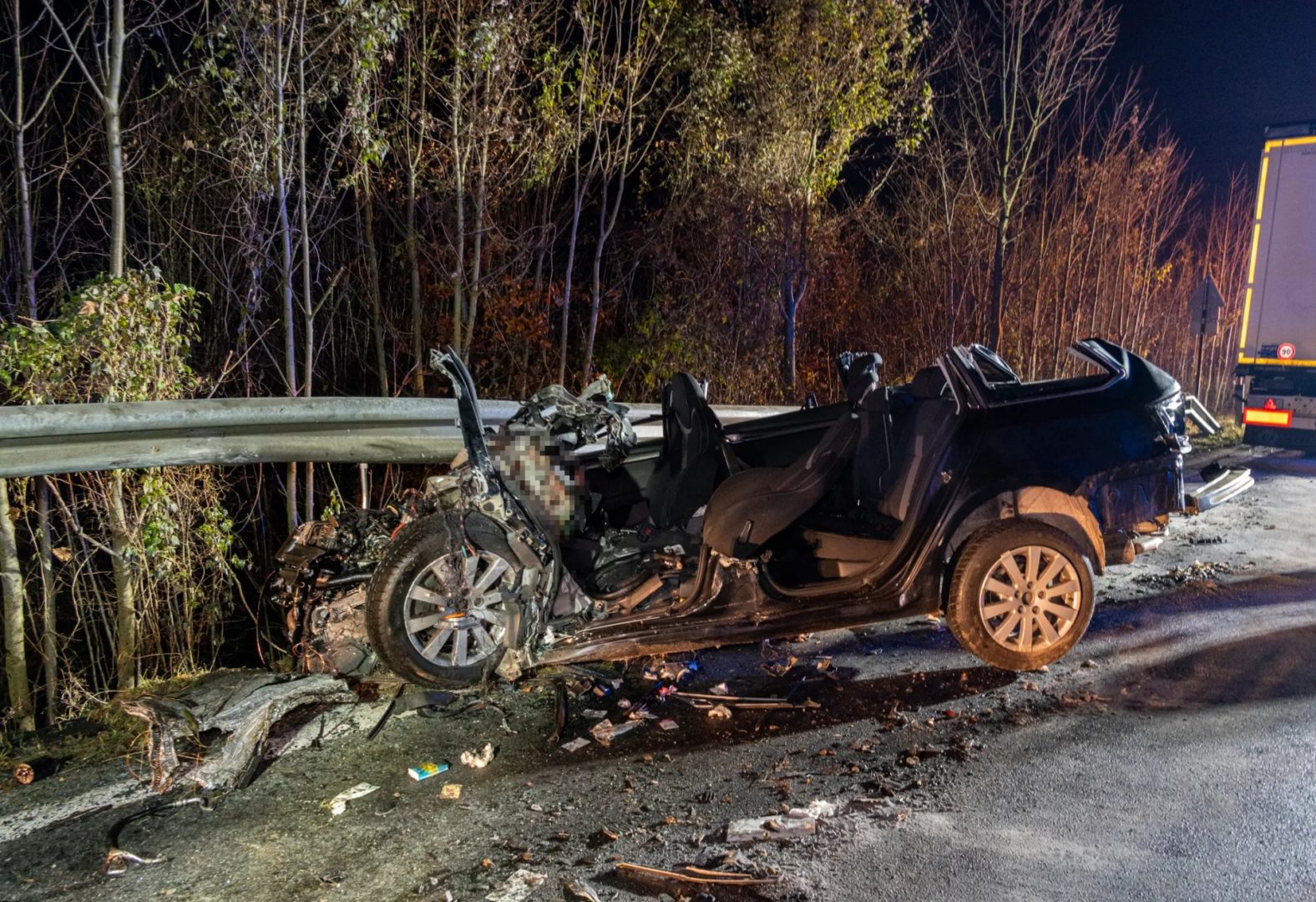Lenker kracht frontal gegen Lkw