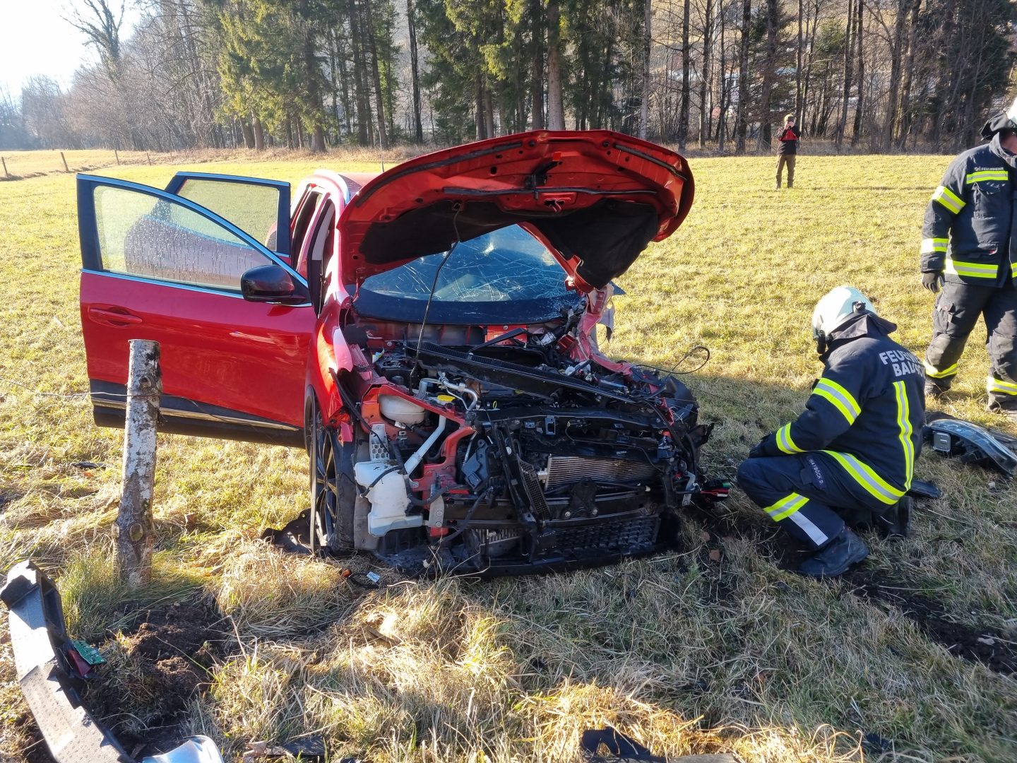 Auto kracht in Bad Ischl gegen Zug