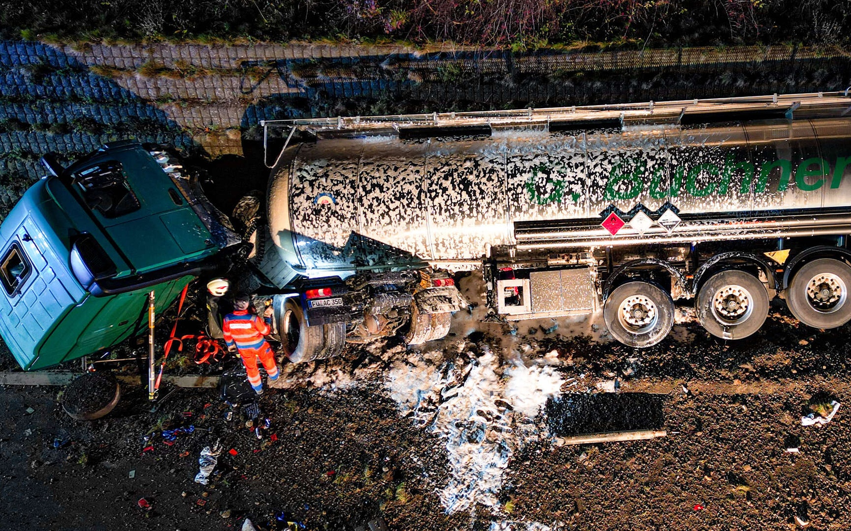 Unfall mit Gift-Laster legt A8 lahm