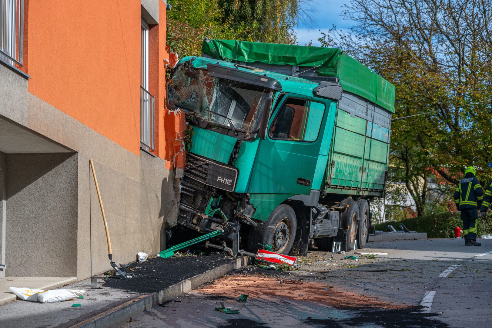 LKW kracht in Wohnhaus