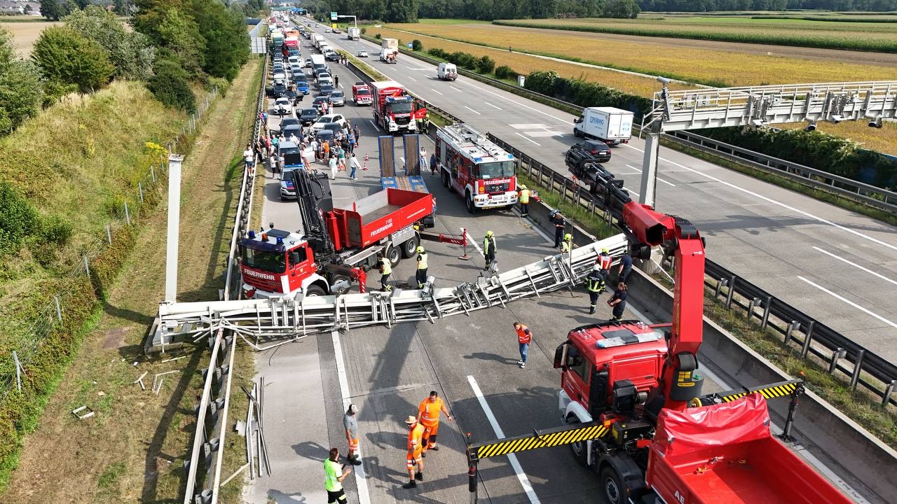 LKW kracht auf A1 gegen Überkopfträger