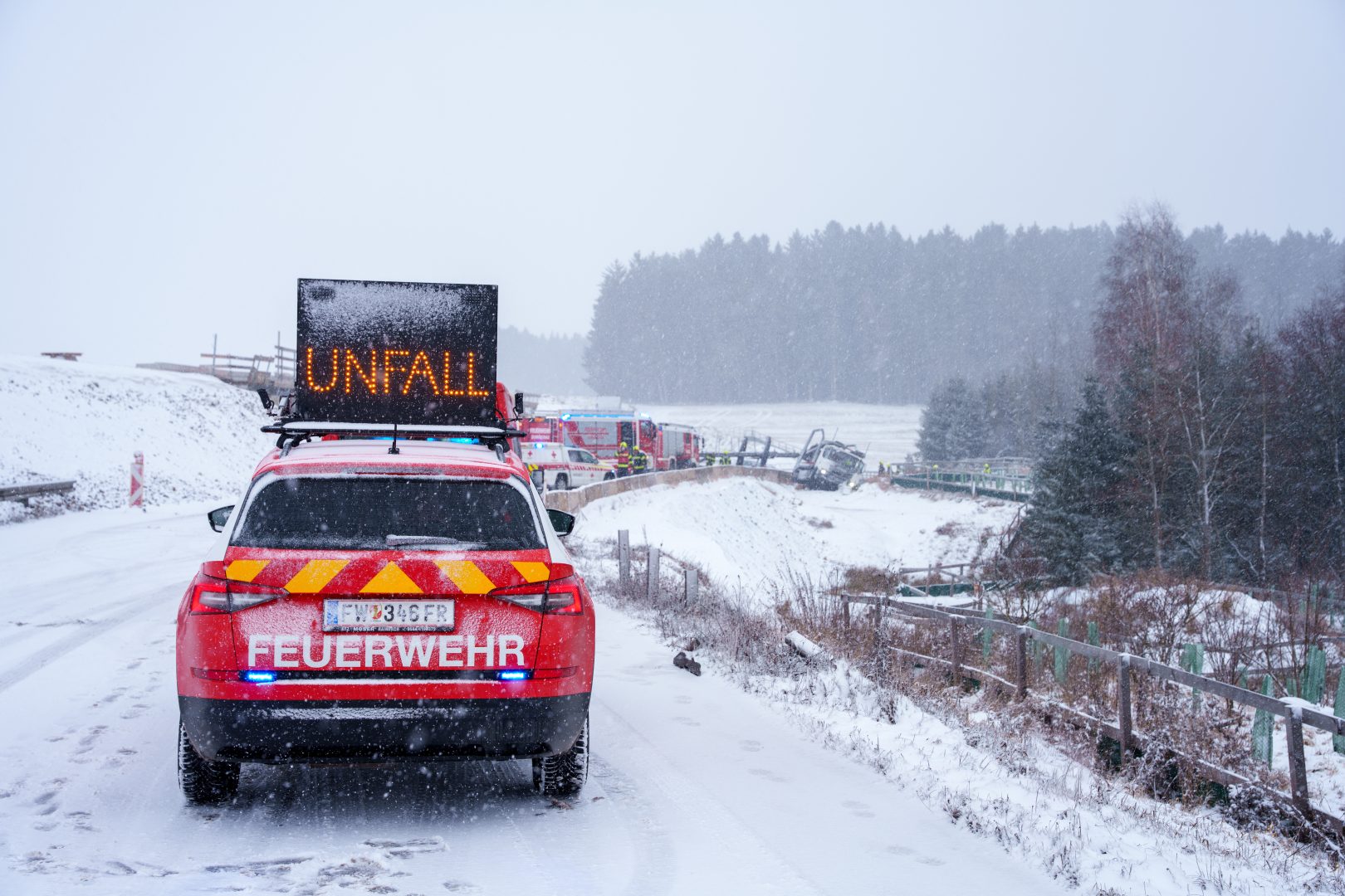 Eis und Schnee sorgen für Chaos auf OÖs Straßen