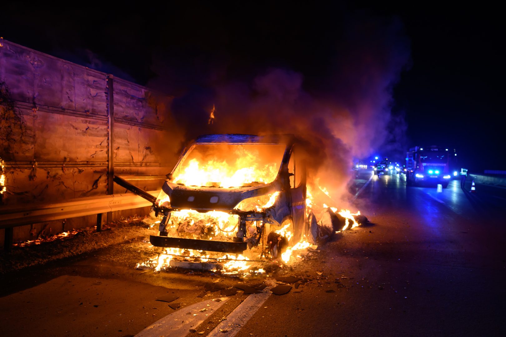 Pferdetransporter auf der A1 ausgebrannt