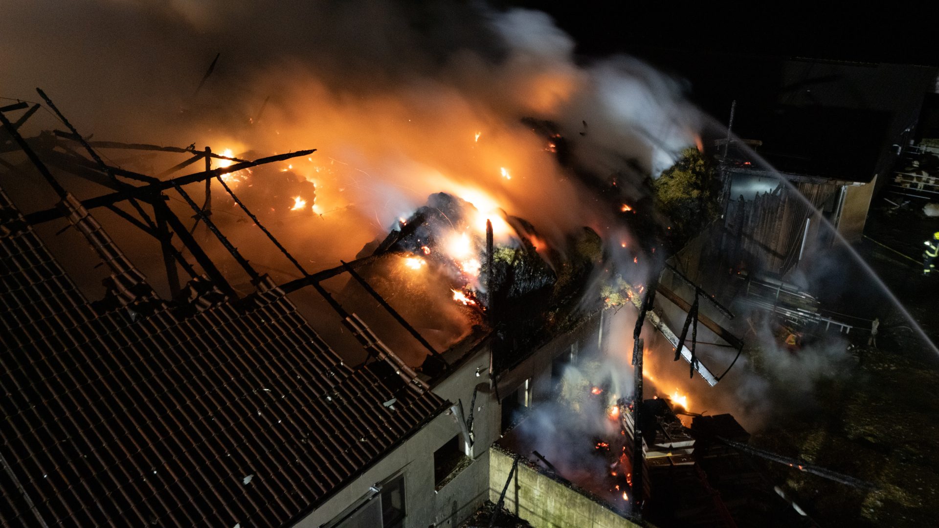 Großbrand in Haag am Hausruck, 13 FF draußen
