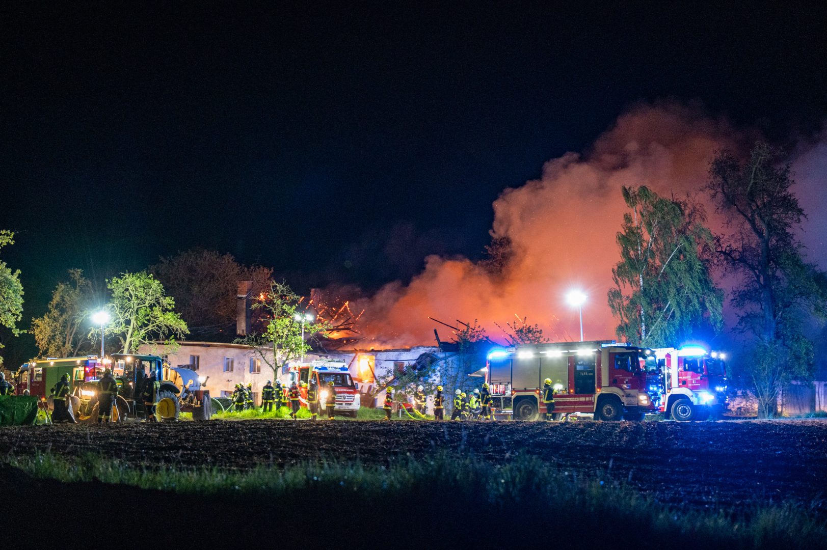 Meterhohe Flammen bei Bauernhofbrand in Katsdorf
