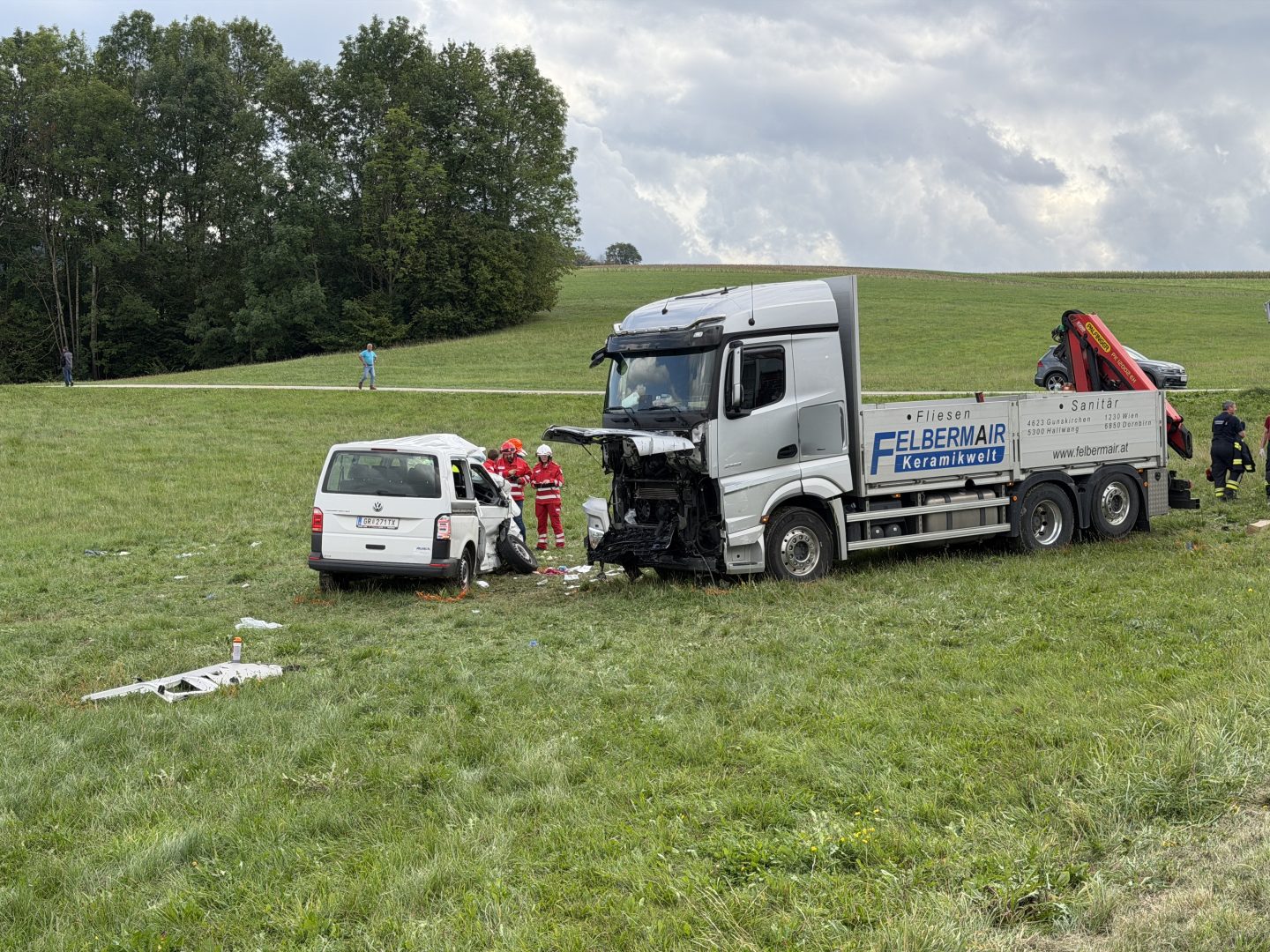 Schwerer Unfall mit Kindergartenbus in St. Marienkirchen am Hausruck