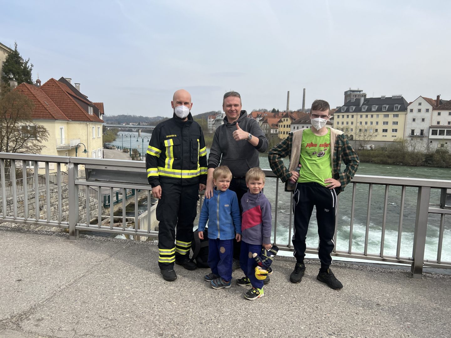 Kind steckt mit Kopf in Brückengeländer