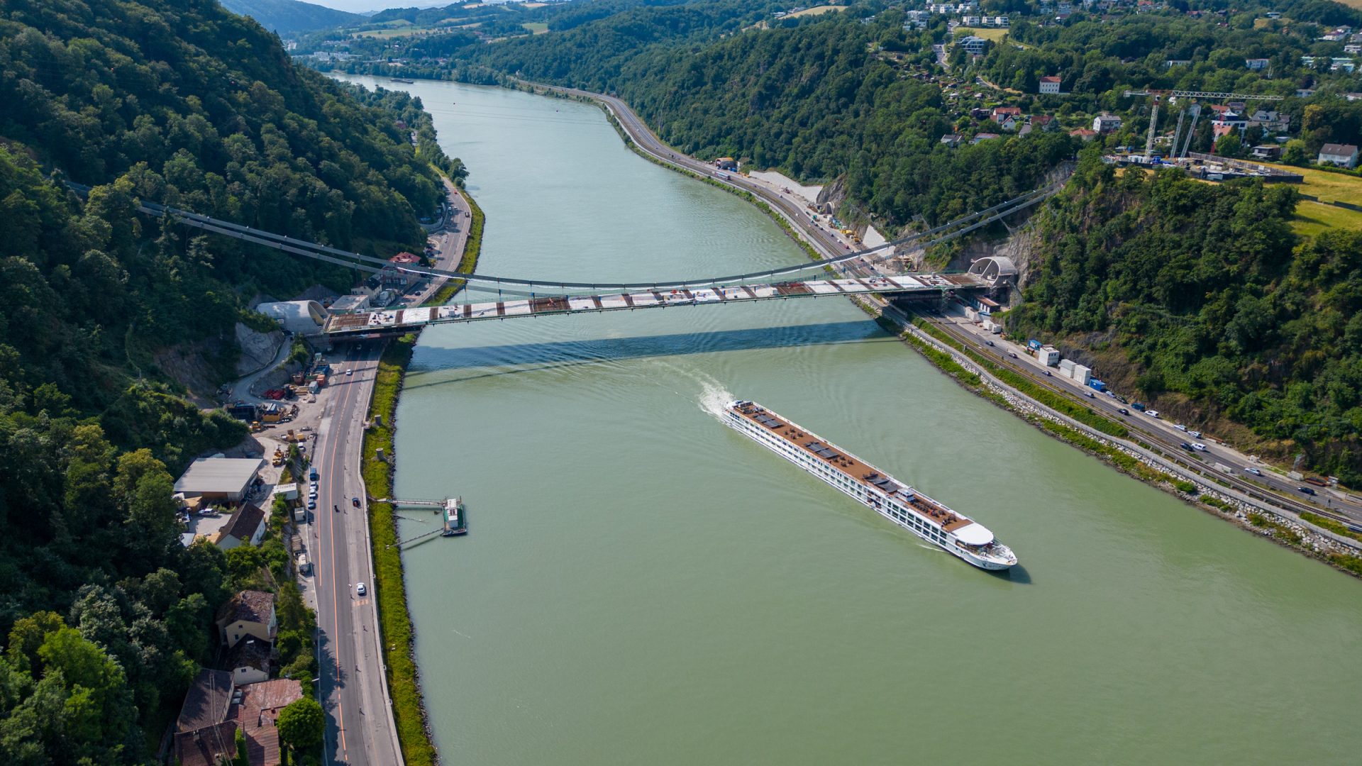 Bauarbeiten auf neuer Donaubrücke im Finale