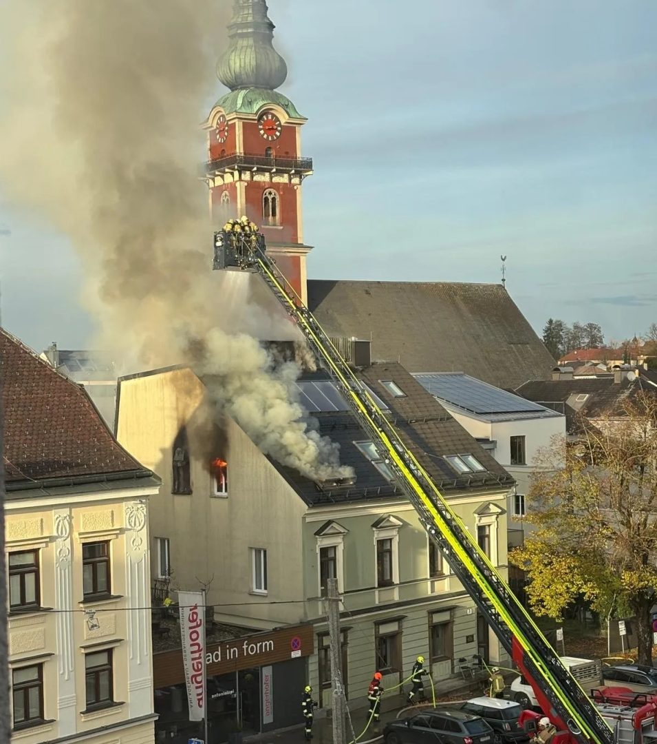 Selbstgebauter Böller löst Brand mitten in Ried aus