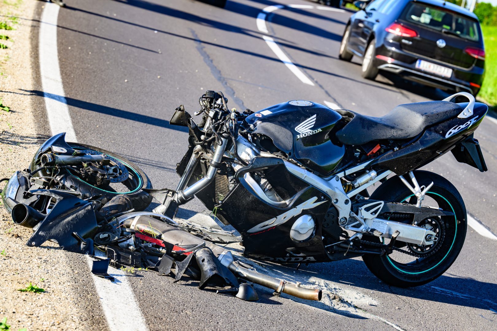 Biker und Autofahrer bei Unfall verletzt