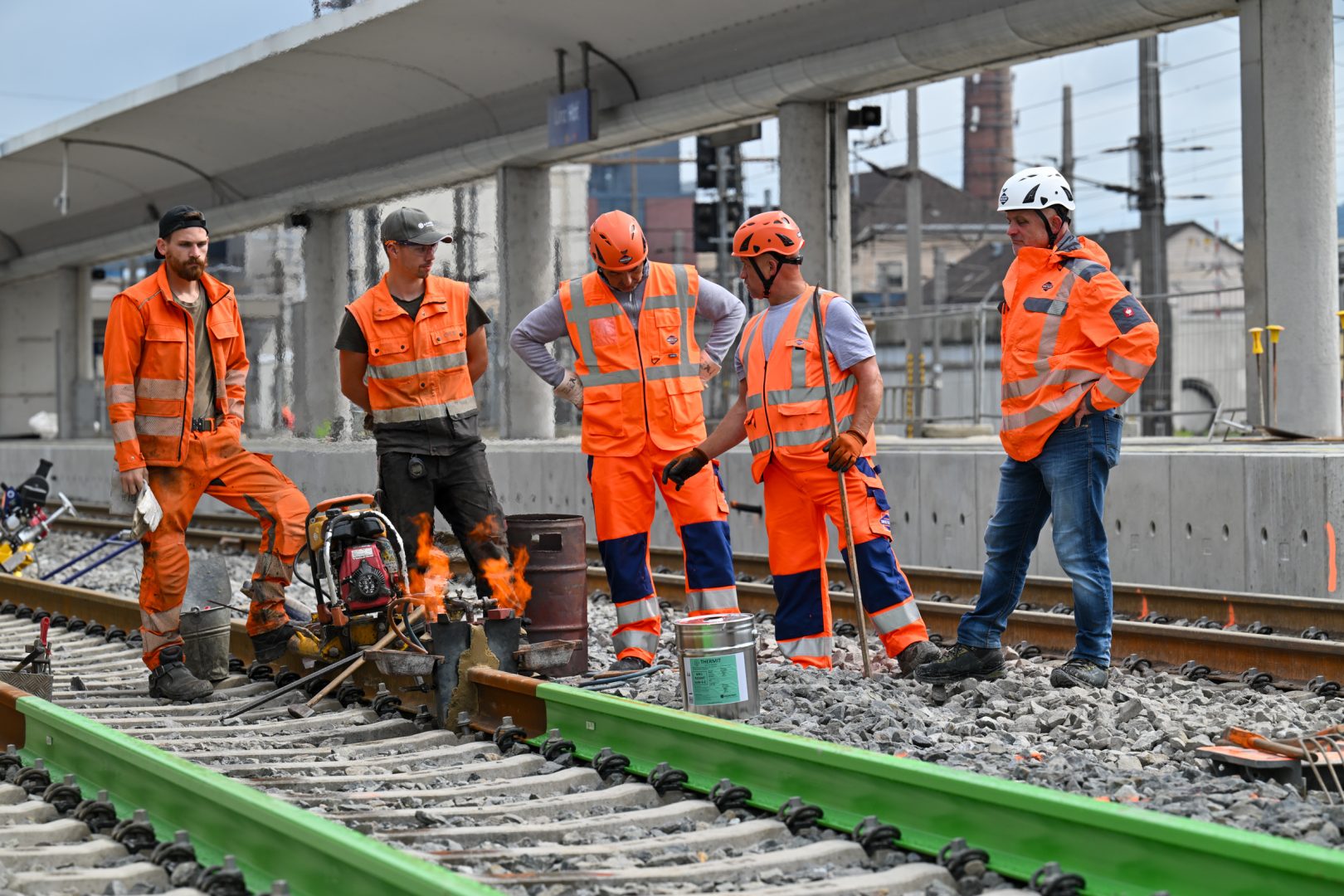 Erste Schiene aus grünem Stahl in Linz verlegt