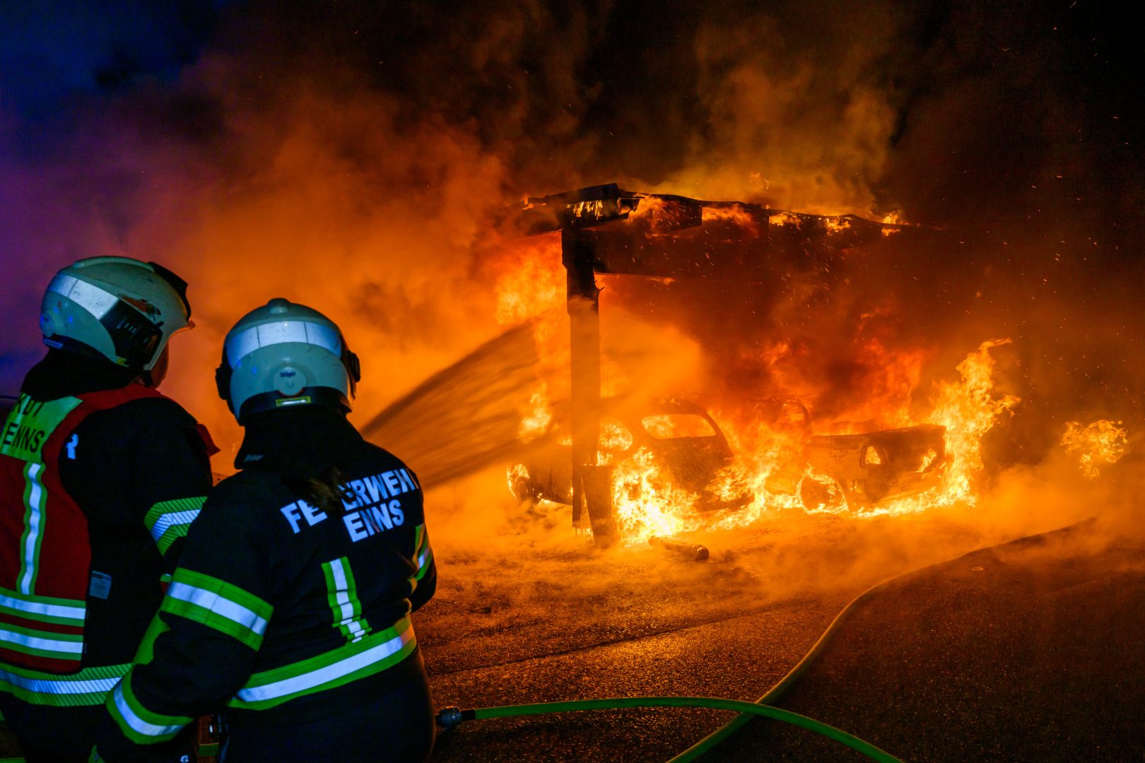 Carport Brand in Enns greift auf Haus über