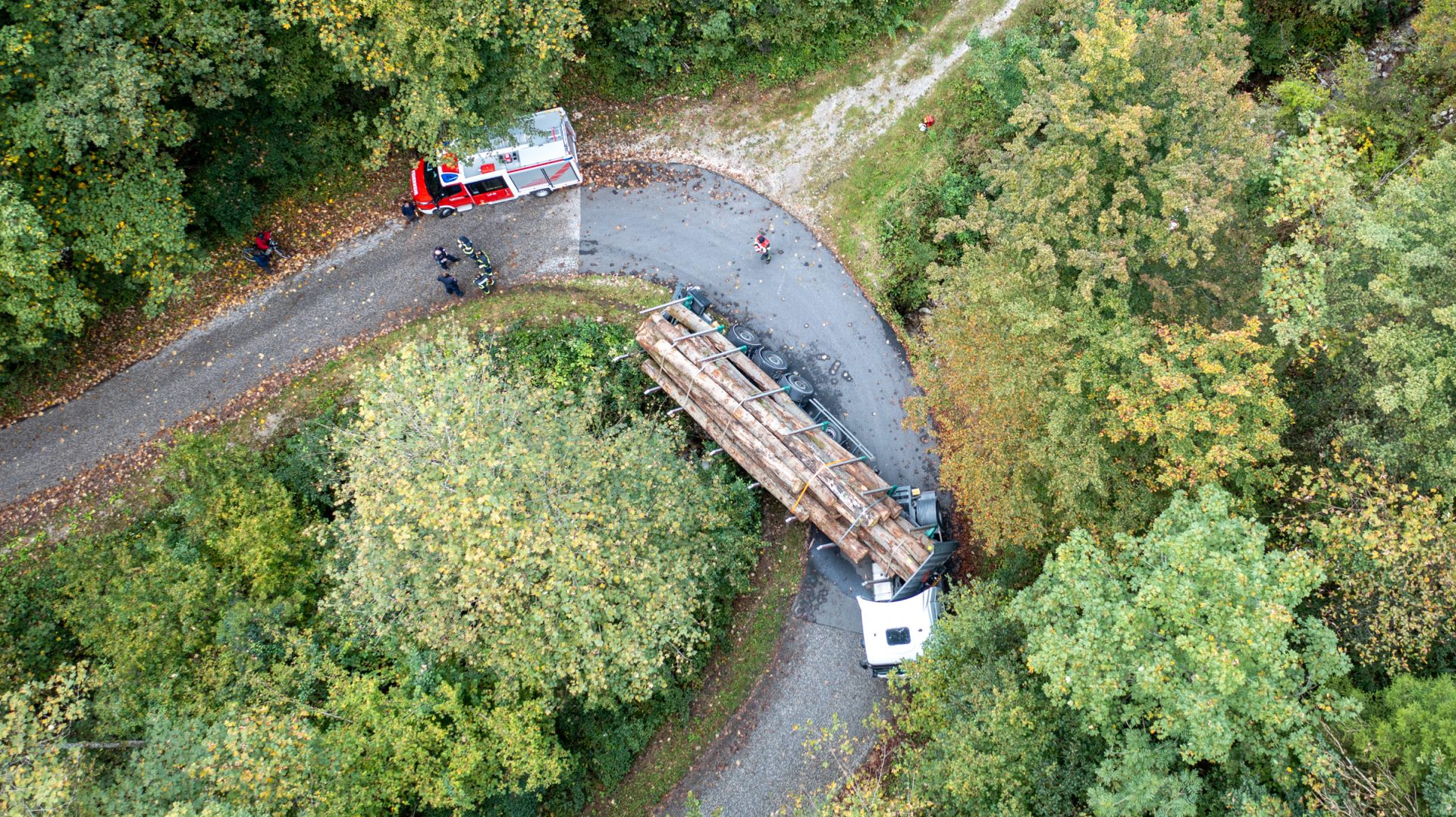Holzlaster drohte umzukippen