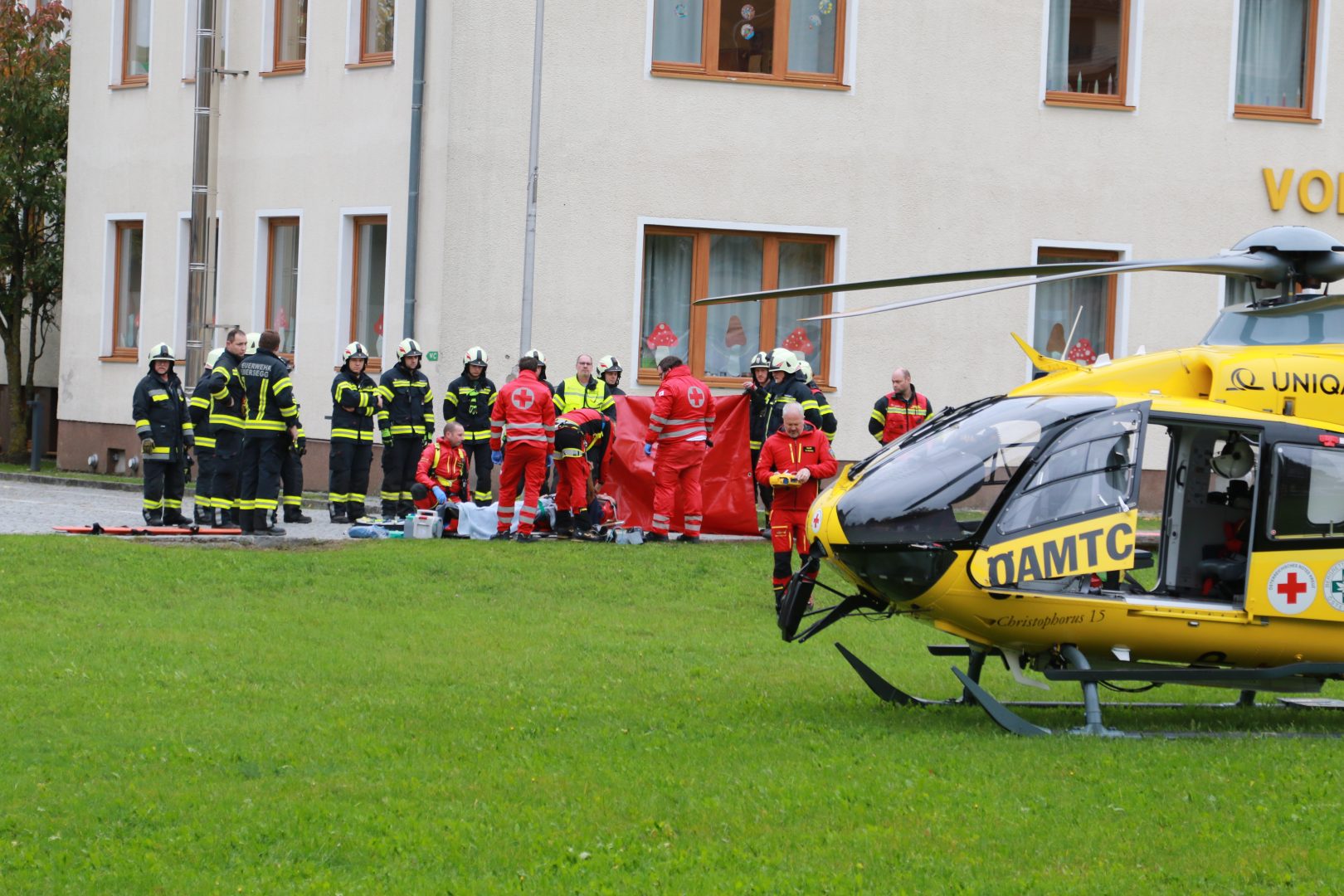 Arbeiter in Kleinraming in Bachbett gestürzt