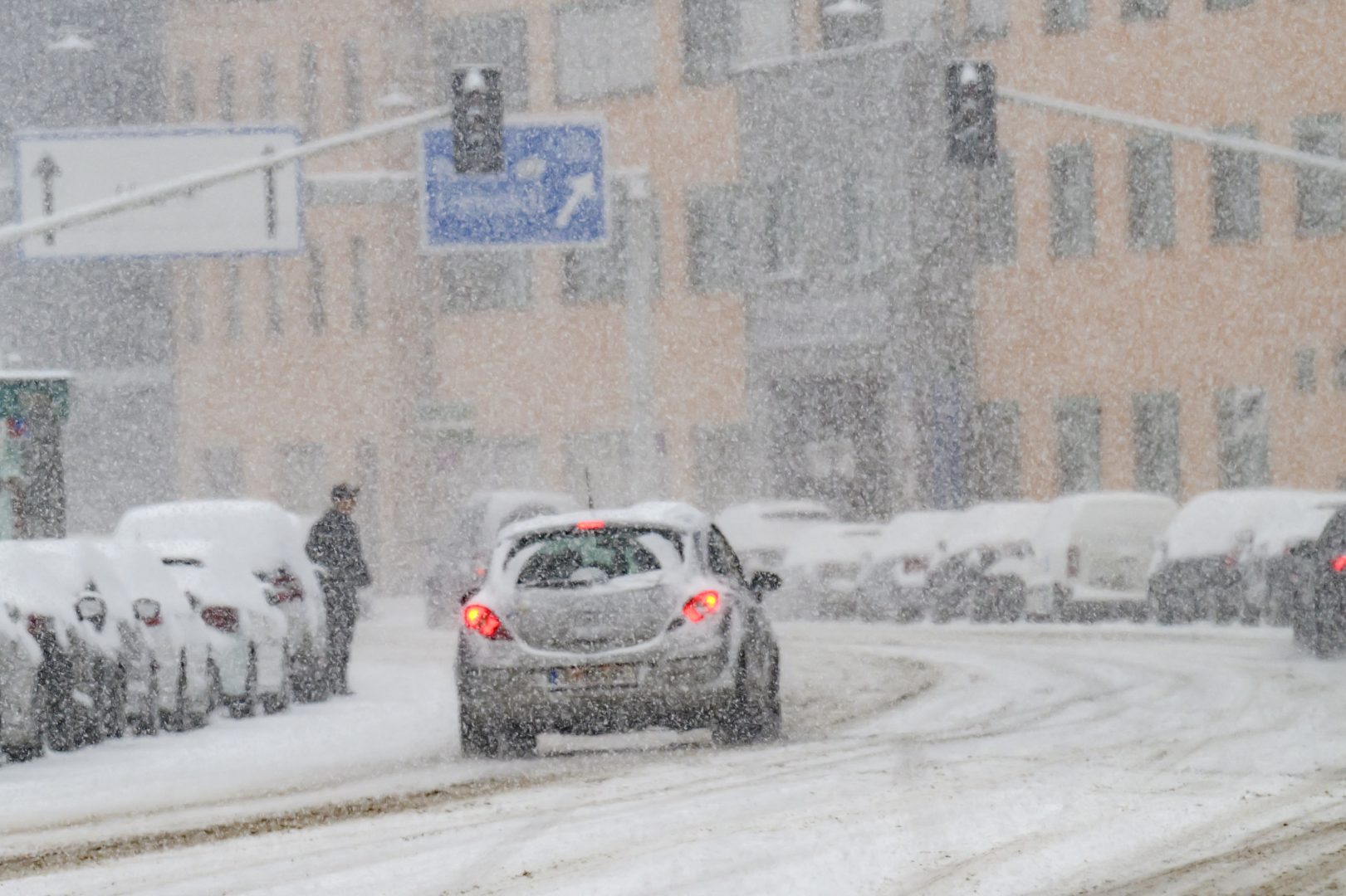 Schneefall sorgt für Chaos auf den Straßen und Gefahr in den Bergen