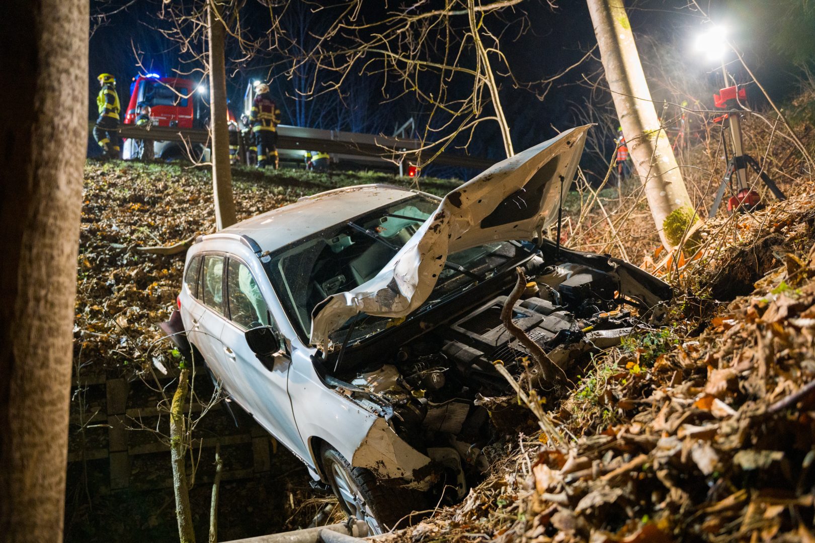 Auto landet nach Unfall in Sonnberg in Bachbett