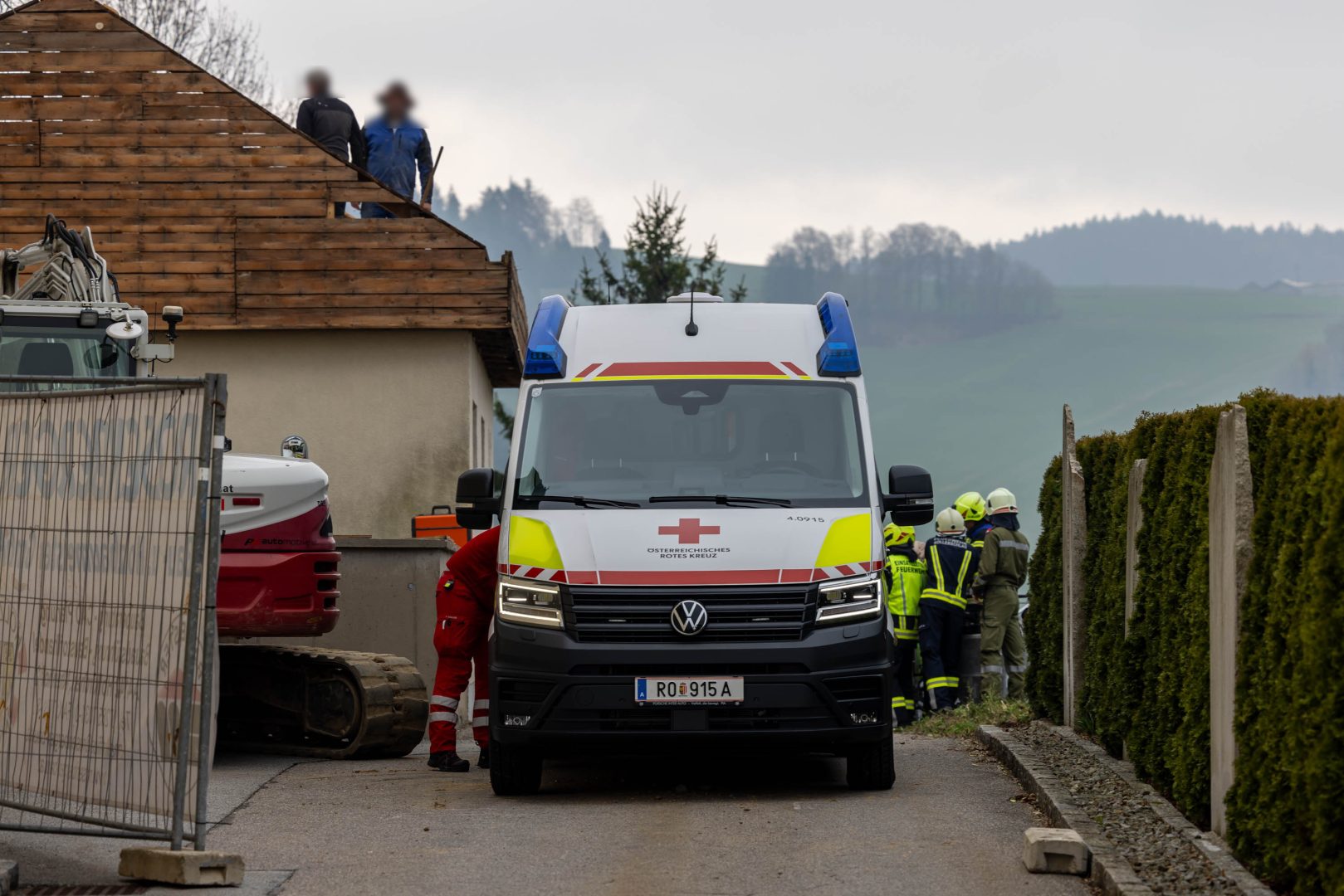 Arbeiter von Aufbahrungshalle gestürzt