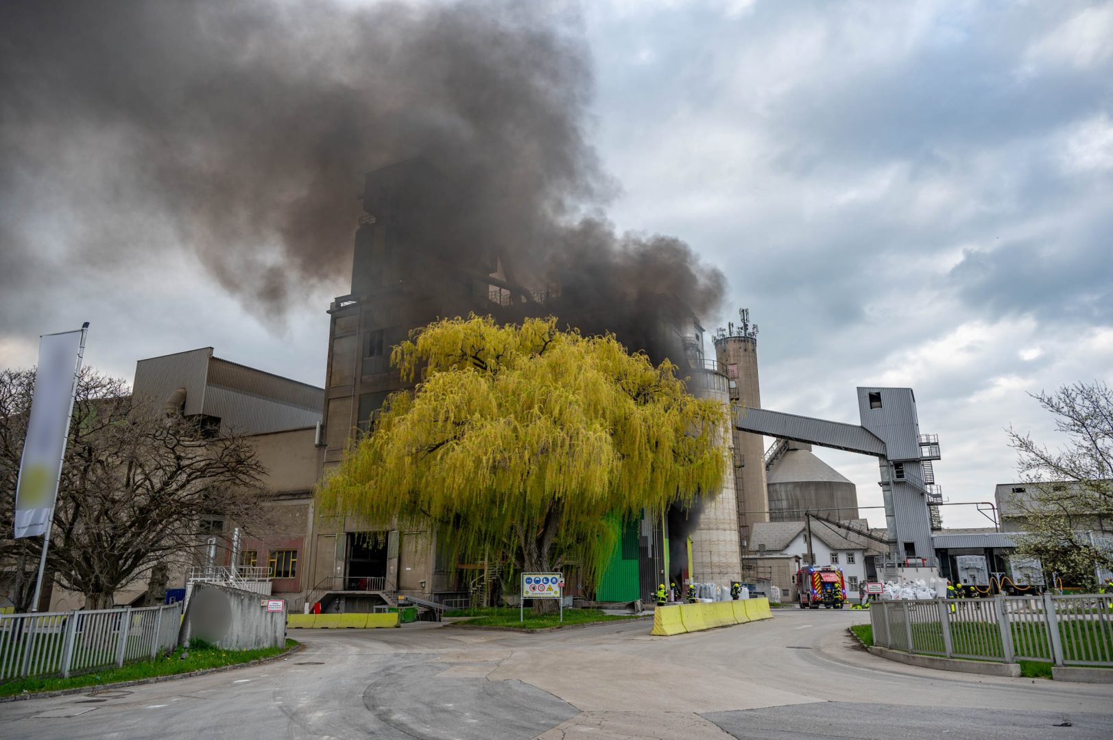 Dichter Rauch über Kirchdorf: Brand in Zementwerk
