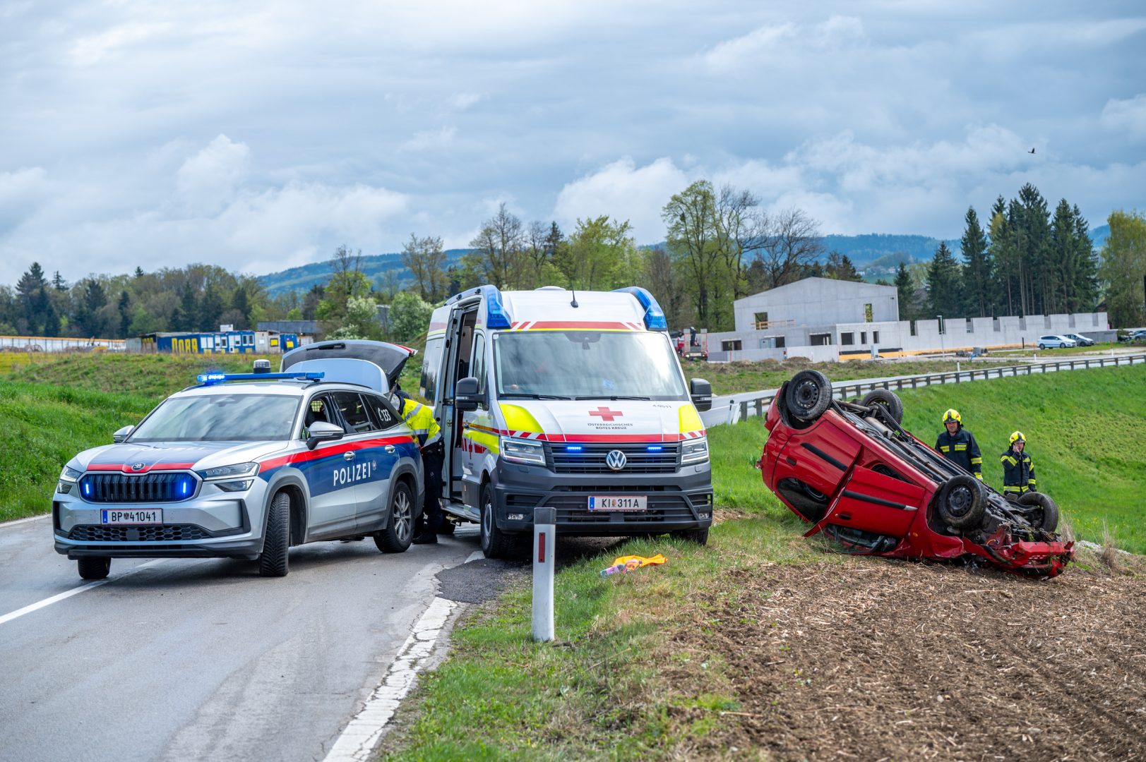 Autofahrer landet mit 2,1 Promille am Dach im Feld