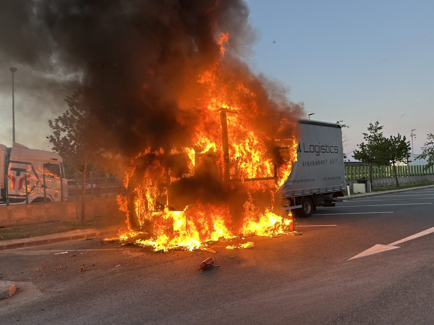 LKW auf A1 bei Enns in Vollbrand