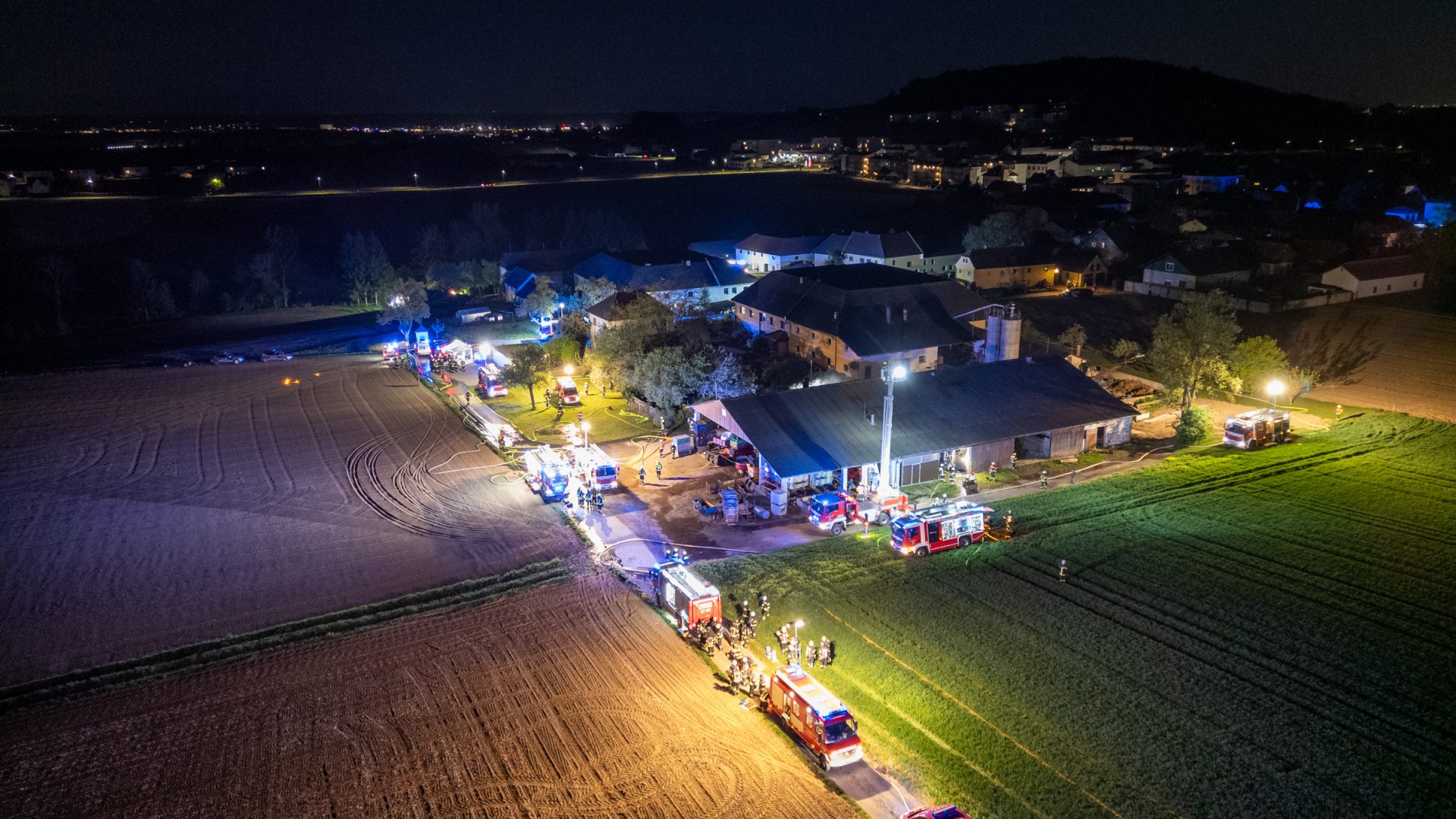 15 Feuerwehren bei Großbrand in Luftenberg