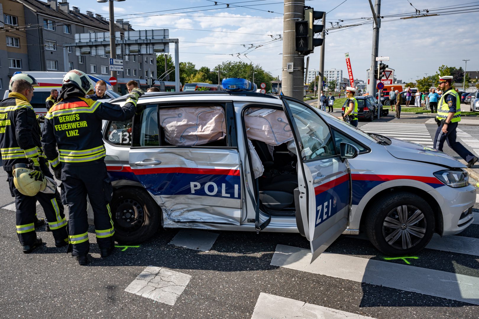 Polizeiauto gerammt