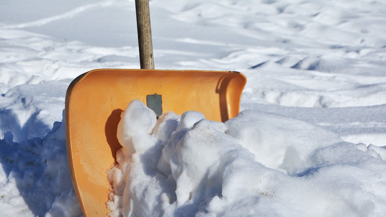 726 Euro Strafe, wenn ihr Schnee auf die Straße schaufelt. 