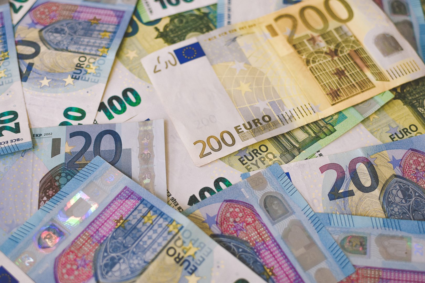 Geldscheine verstreut auf dem Tisch