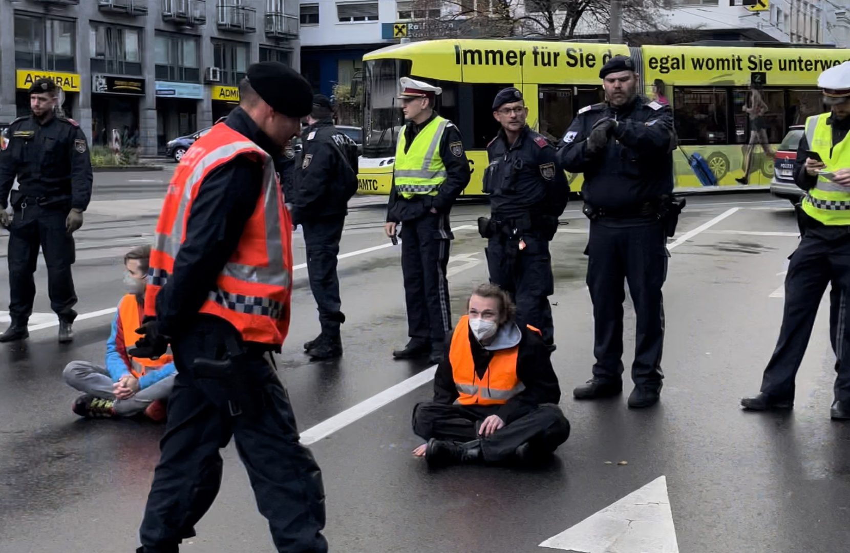Klima-Aktivisten kleben sich bei Nibelungenbrücke fest