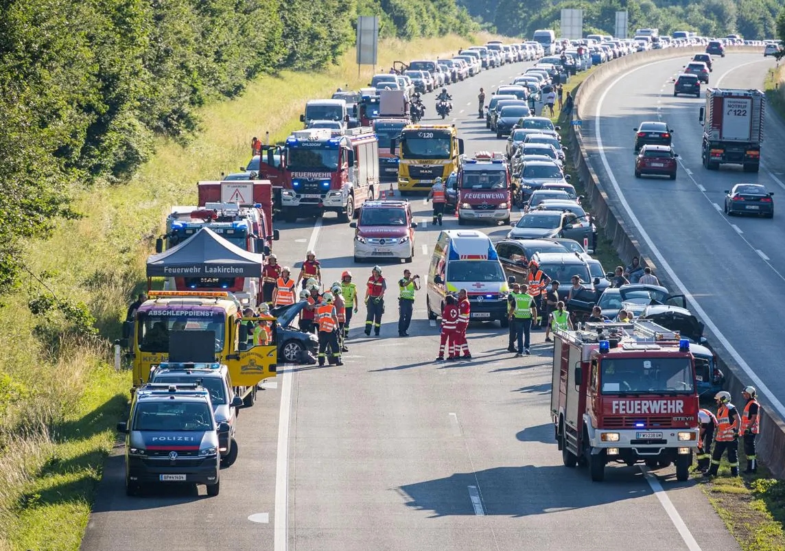 Unfall auf A1 mit 6 Autos