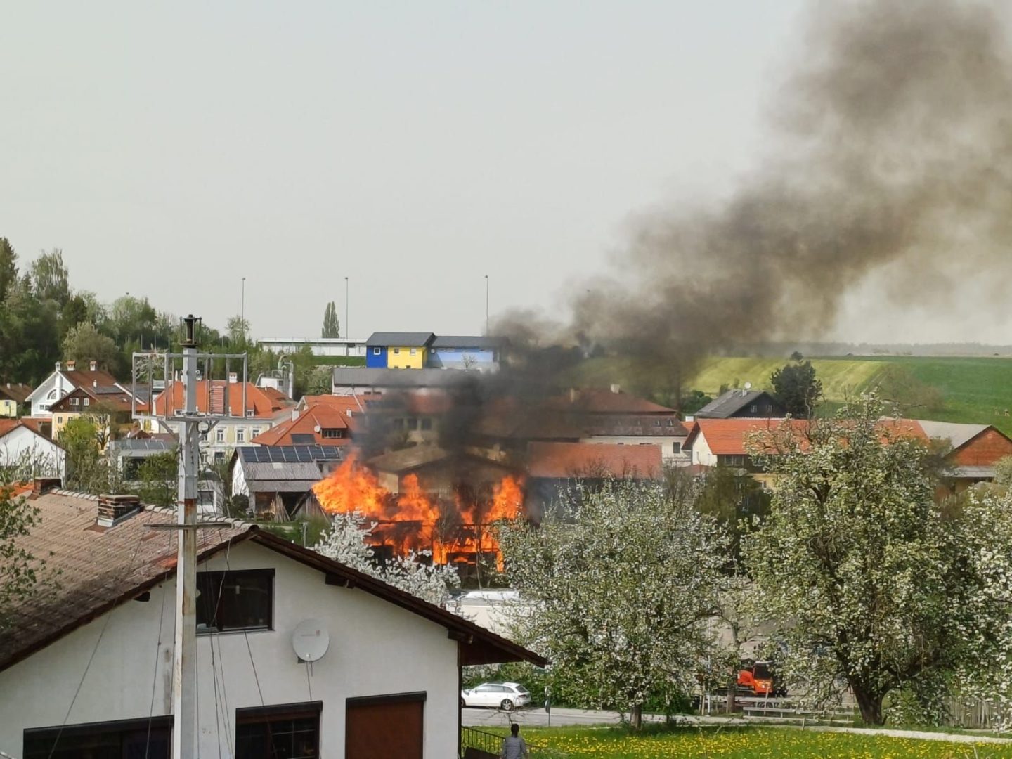 Meterhohe Rauchsäule bei Lagerhallenbrand in Lohnsburg