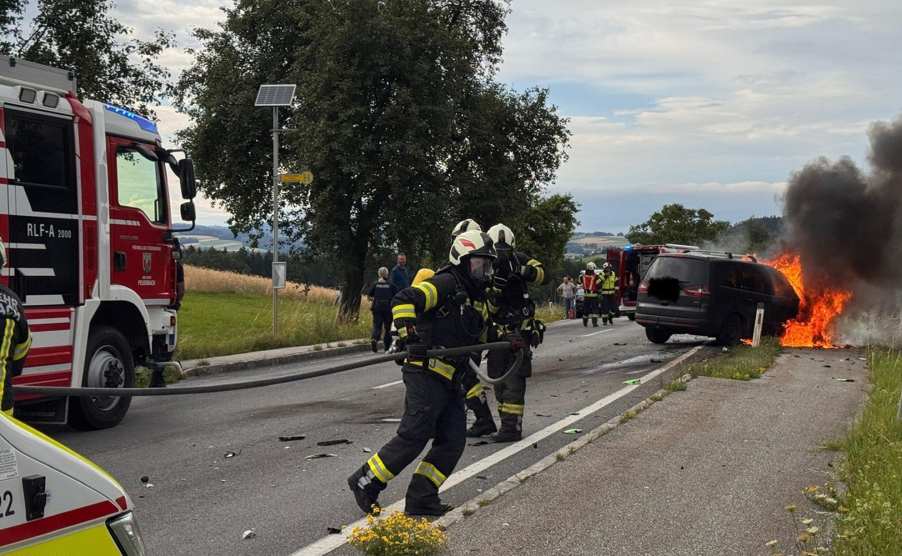Motorrad und Auto in Flammen