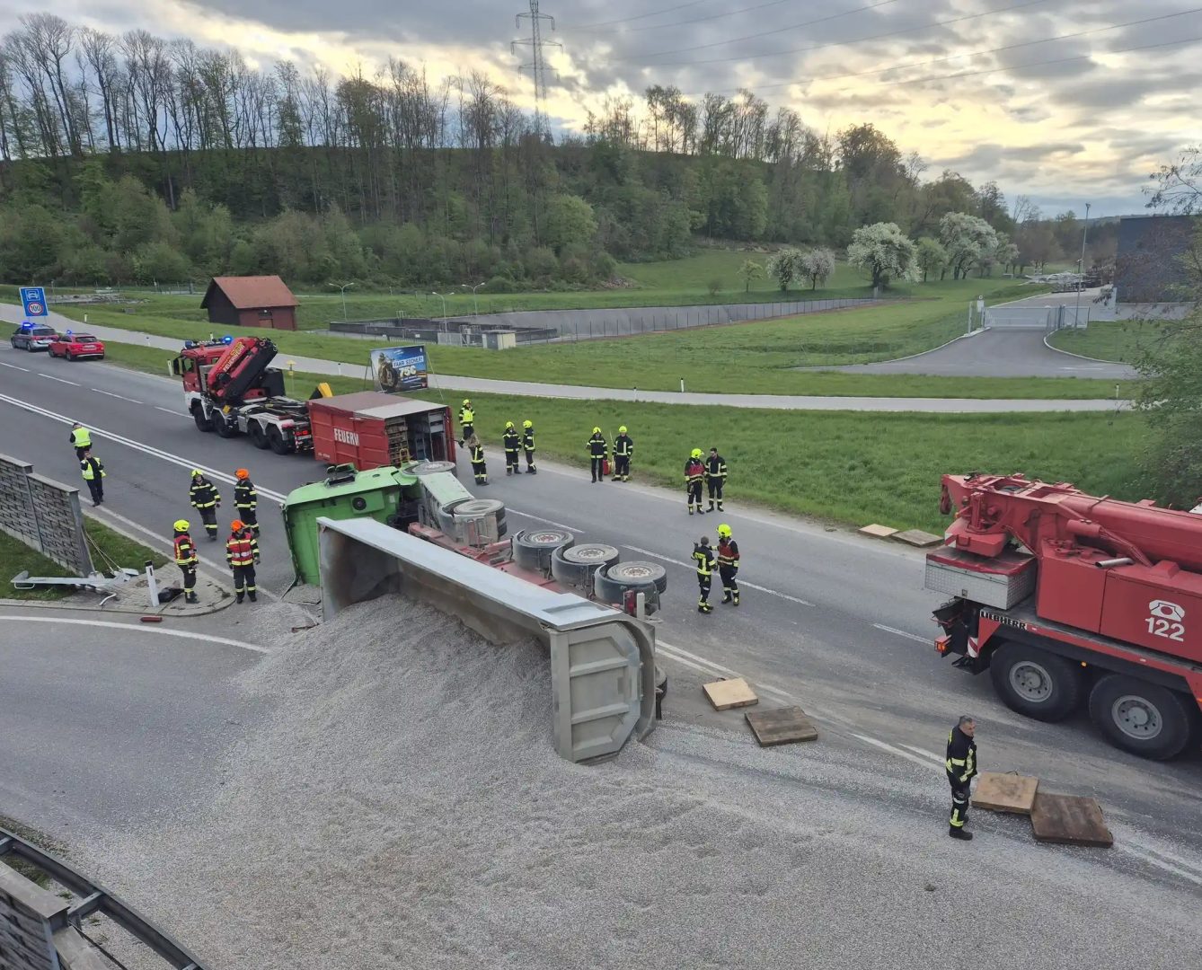 Schotter-Lkw umgestürzt
