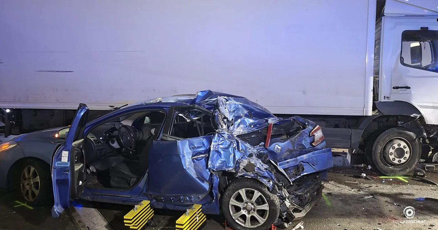 4 Personen bei Unfall auf S10 eingeklemmt