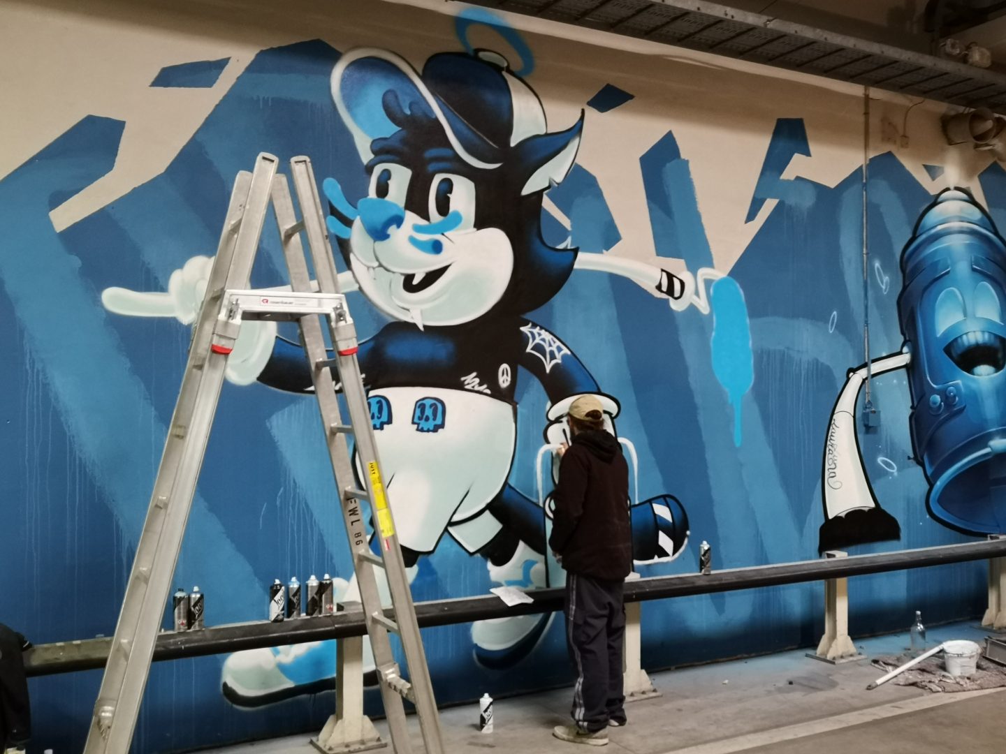 Graffiti verschönern Ukrainer-Notquartier in der Postcity Linz
