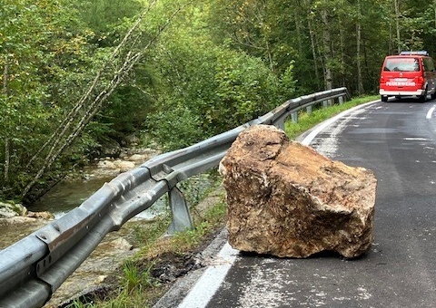 Straße nach Felssturz gesperrt