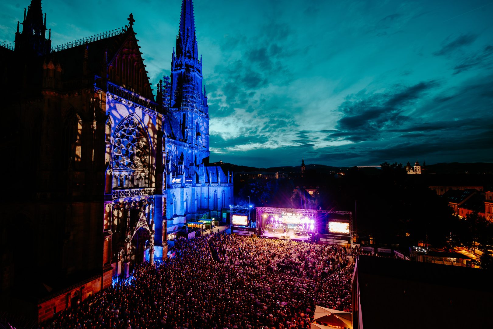 Folkshilfe und Krautschädl rockten den Linzer Domplatz!