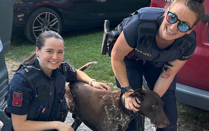 Polizistinnen retten Hund aus heißem Auto