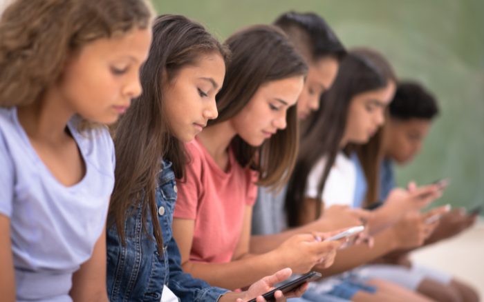 Handyverbot in Schule: positive Bilanz
