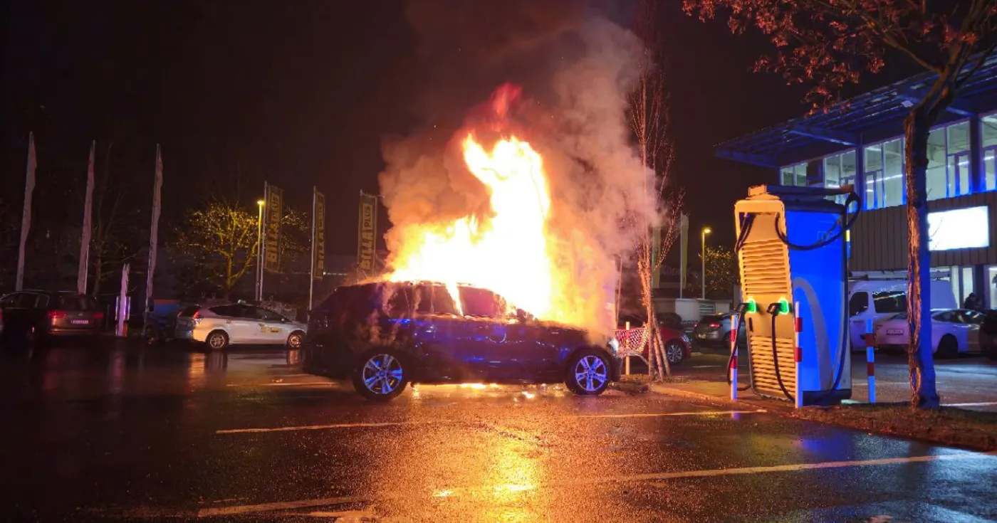 BMW brannte lichterloh!