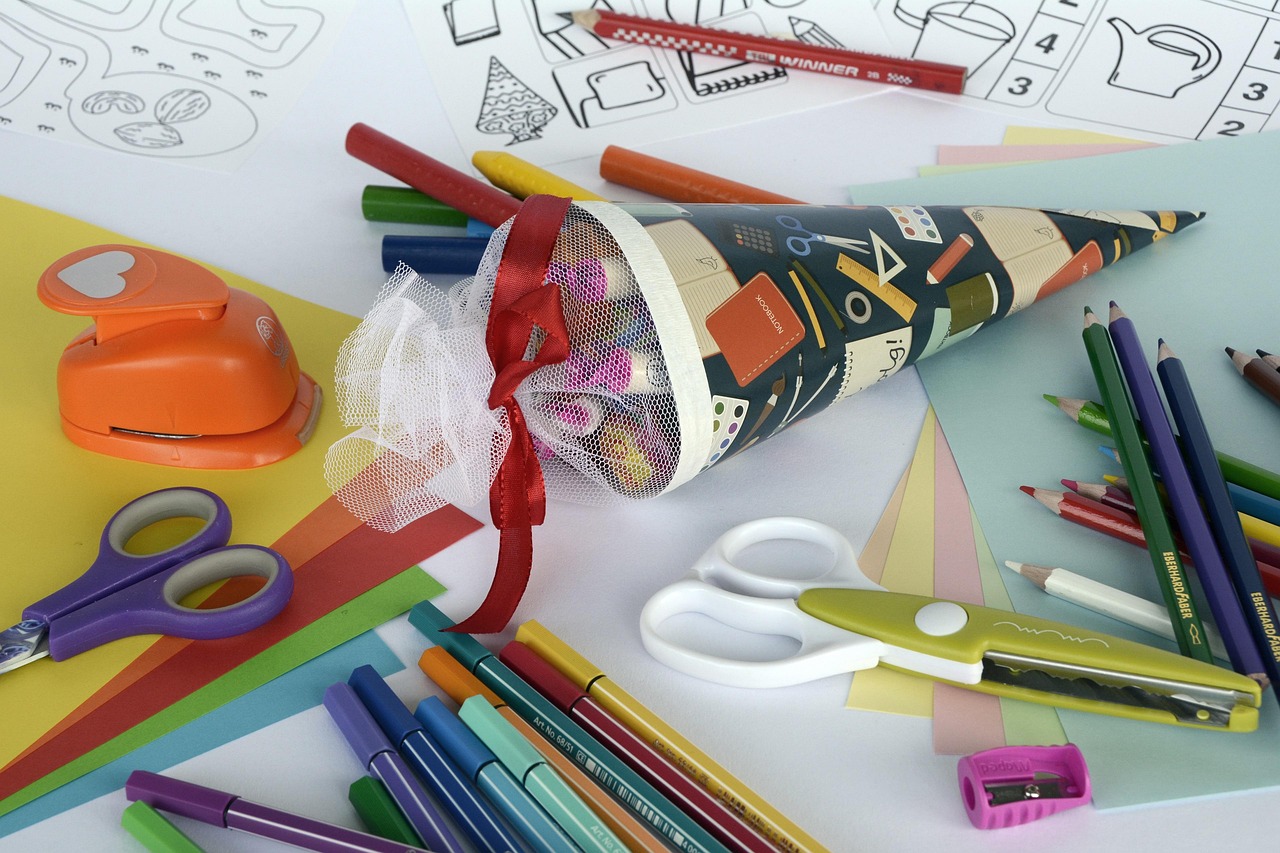 school cone, sugar bag, back to school, school enrollment, school, first class, school introduction, multicoloured, first grader, surprise, training, sweets, writing accessories, felt tip pens, colored pencils, crayons, pens, draw, to dye, colour pe
