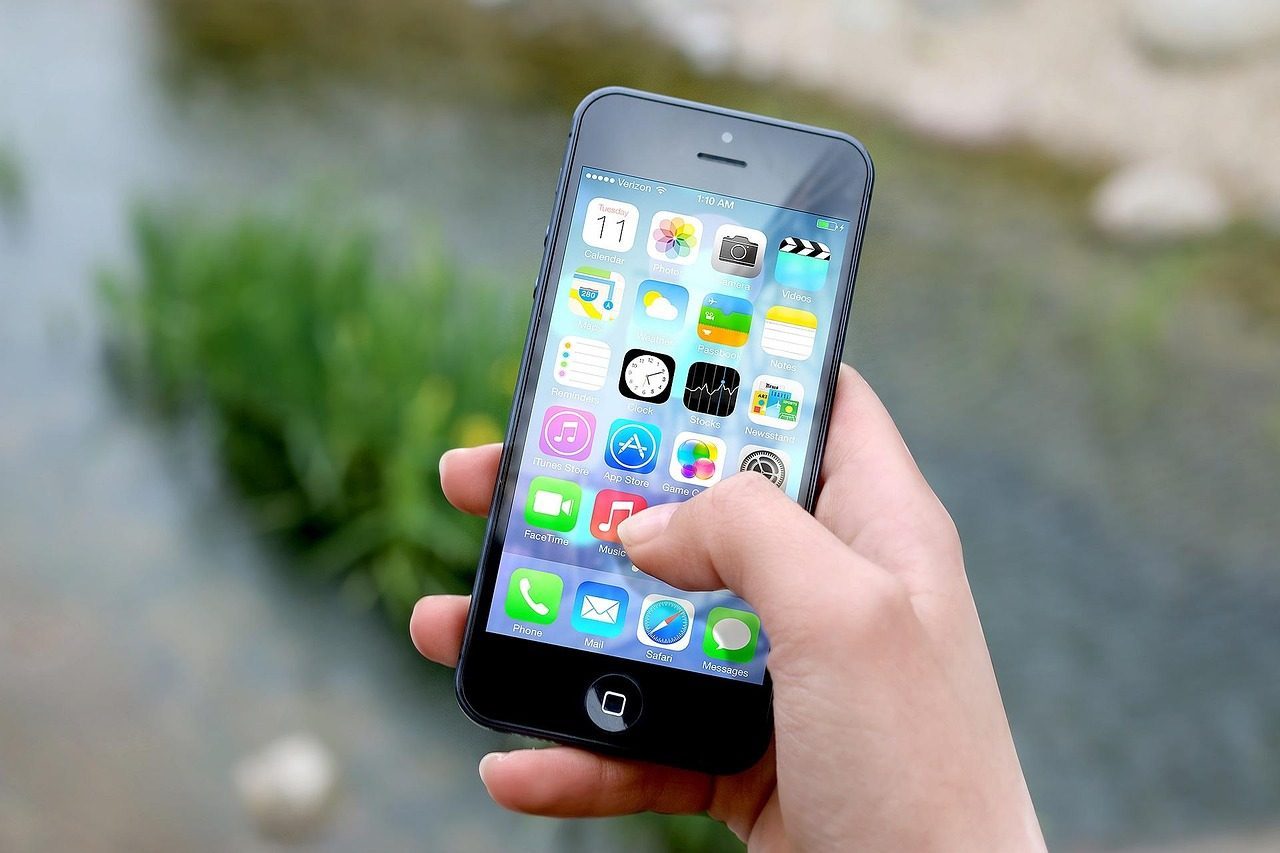 iphone, hand, screen, smartphone, apps, mobile phone, cell phone, phone, communication, mobile, telephone, technology, cellular, wireless, modern, digital, communicate, electronic, display, contact, touch, touchscreen, applications, ios, apple, ipho